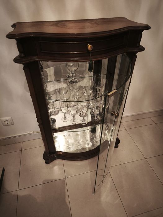 Cristaleira com 2 portas em vidro. Bom estado