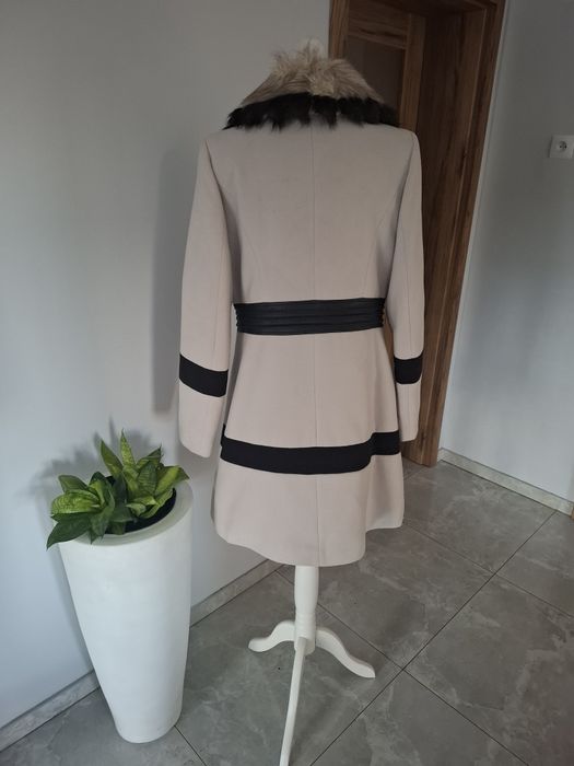 Elegancki plaszcz z futrem futerkiem wiązany bezowy XL 42