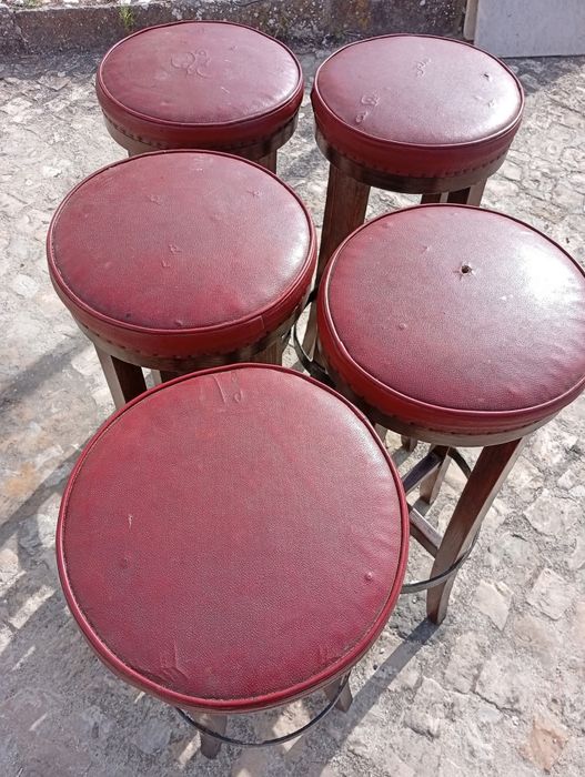 Bancos altos em madeira