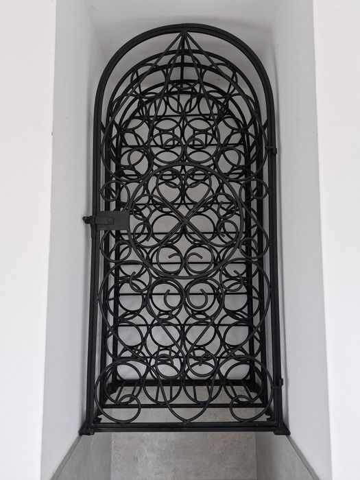 Duży ciężki, kuty, ręcznie robiony stojak na wino