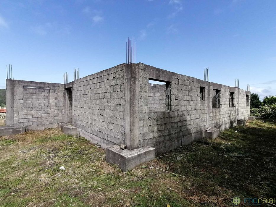 Terreno urbano + moradia iniciada na ilha do Faial
