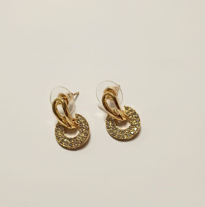Brincos elegantes com zicórnias