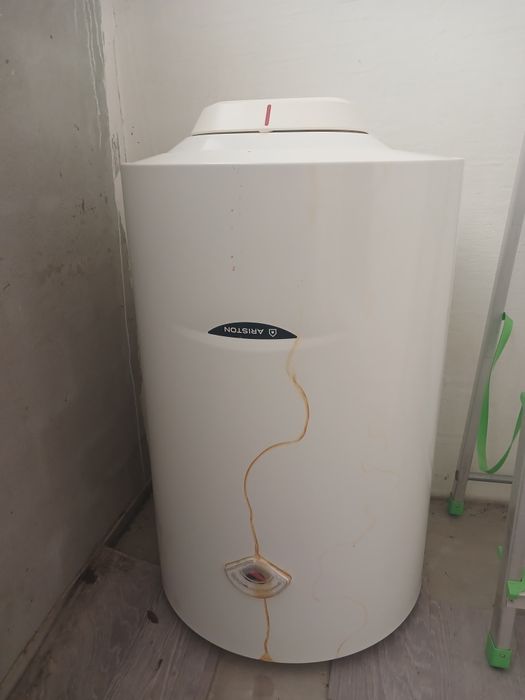 Продам бойлер Ariston 80. Потек.