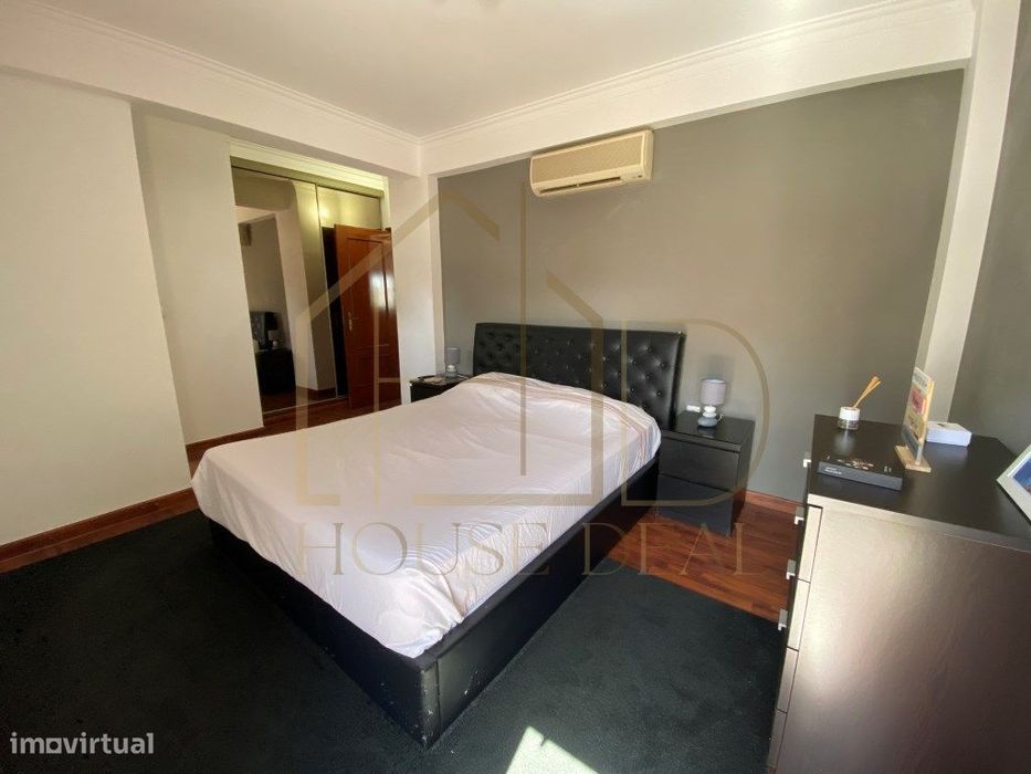 Apartamento T3 com áreas generosas no Centro da Moita