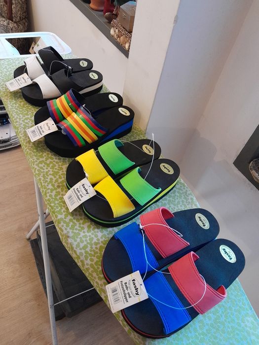 Vendo Dois Pares de Chinelos de Senhora FASHY muito bonitos novos