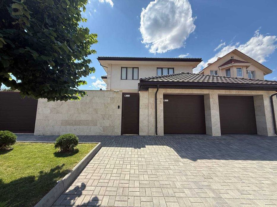 Надёжный дом в Совиньоне с подвалом-укрытием и бассейном. 7,2 сотки.