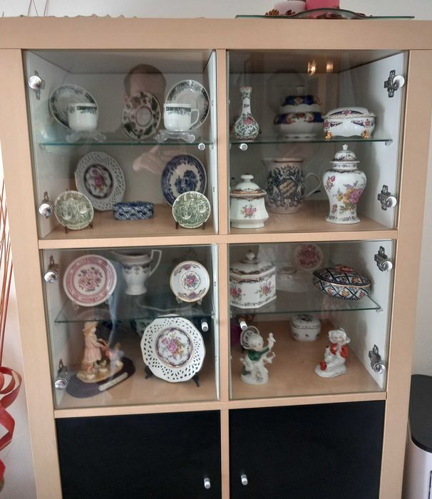 Estante Ikea Kallax com 8 Cubos e Portas