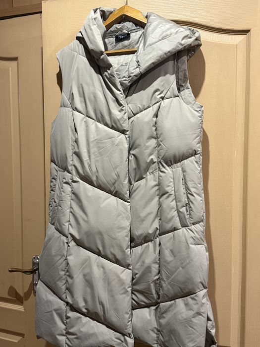 Стильная удлинённая жилетка с капюшоном