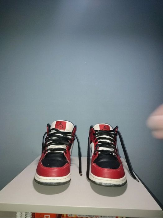 Air Jordan 1 Mid "Chicago Black Toe"