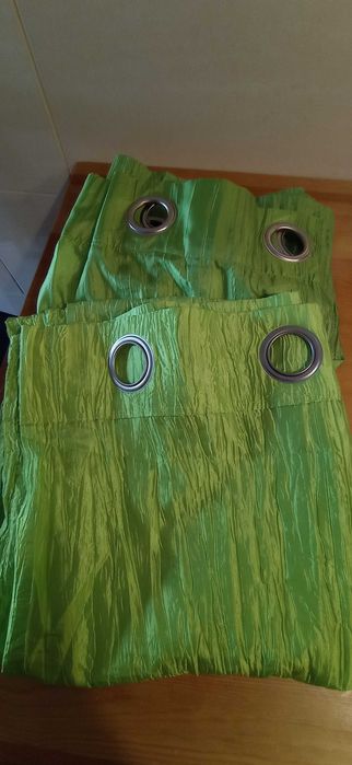 2 cortinados verdes com argolas