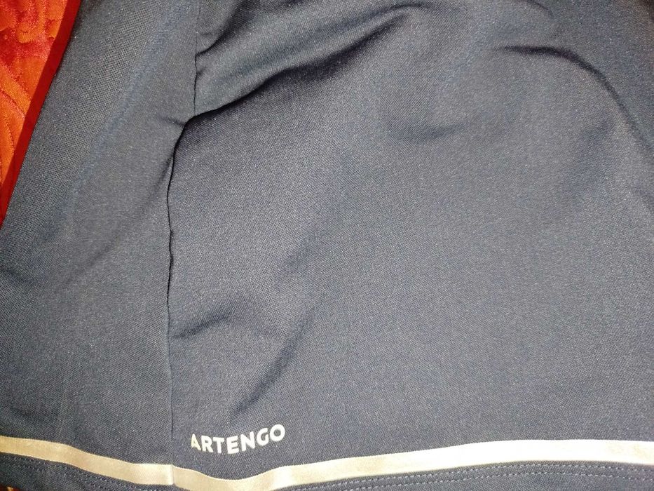 T-shirt e saia calção de senhora para jogar tênis da Decathlon