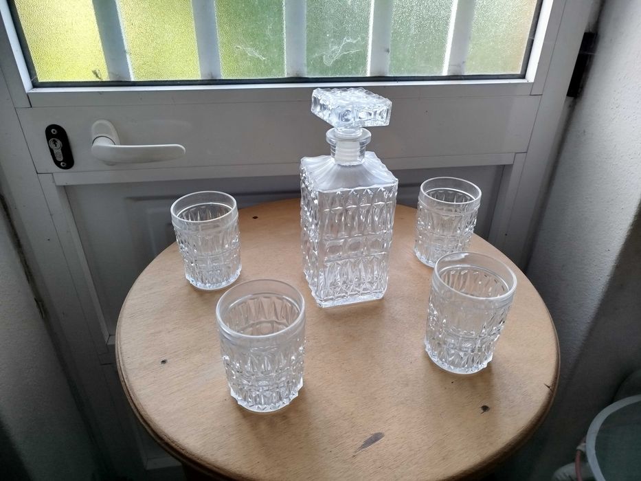 Conjunto de 5 copos e garrafa para whisky