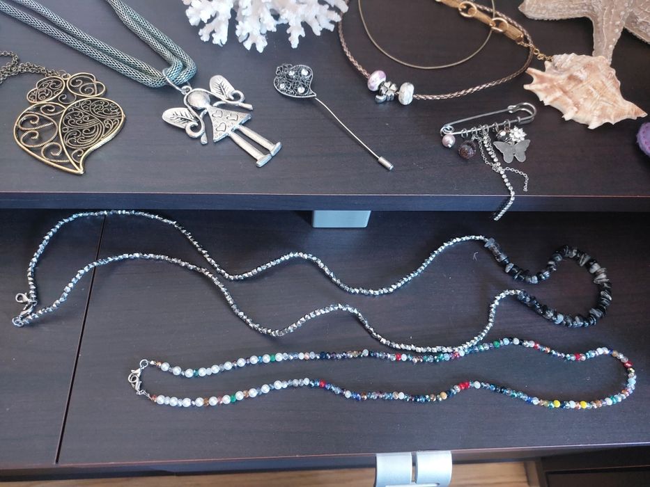 Fios pulseira e pregadeiras