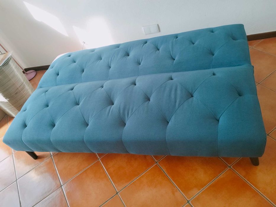 Sofá-cama azul, três lugares, semi-novo.