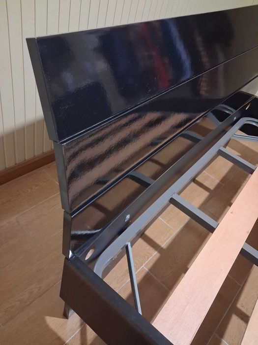 Cama de casal em bom estado