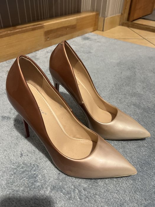 Buty na szpilkach w dobrym stanie