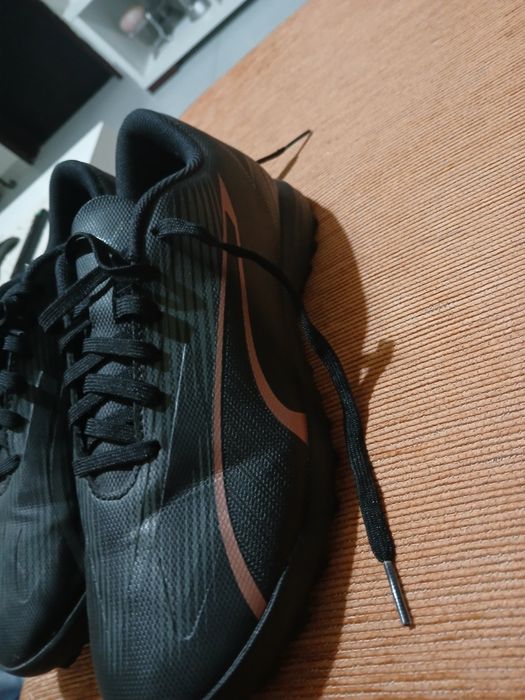 Chuteira da puma preta e rosé