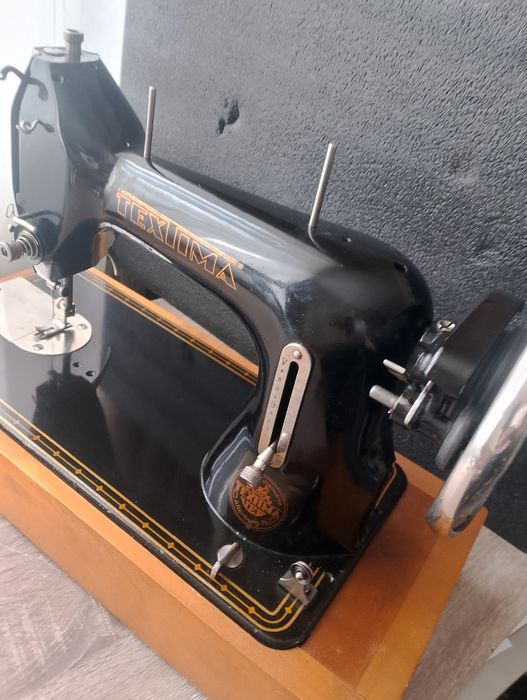 Швейна машина  Minerva  прямострочна.