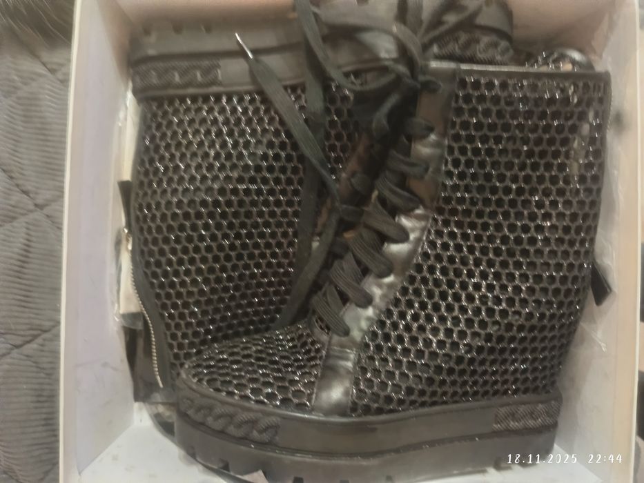 Czarne z brokatem orginalne sneakersy Casadei