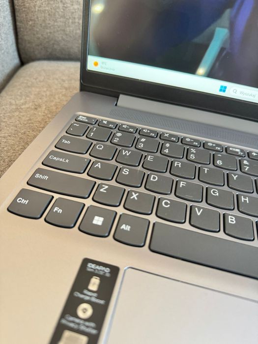 Laptop Lenovo AMD Ryzen 3 7320U + torba gratis