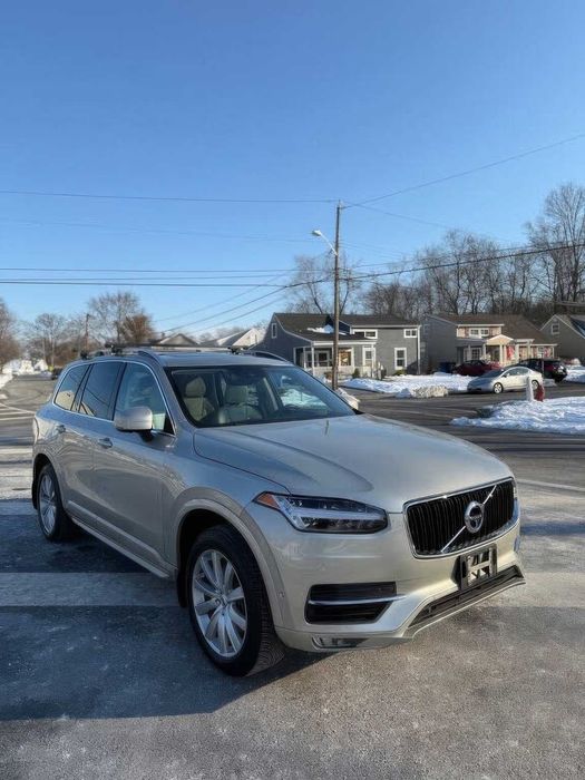 Volvo XC90      2022