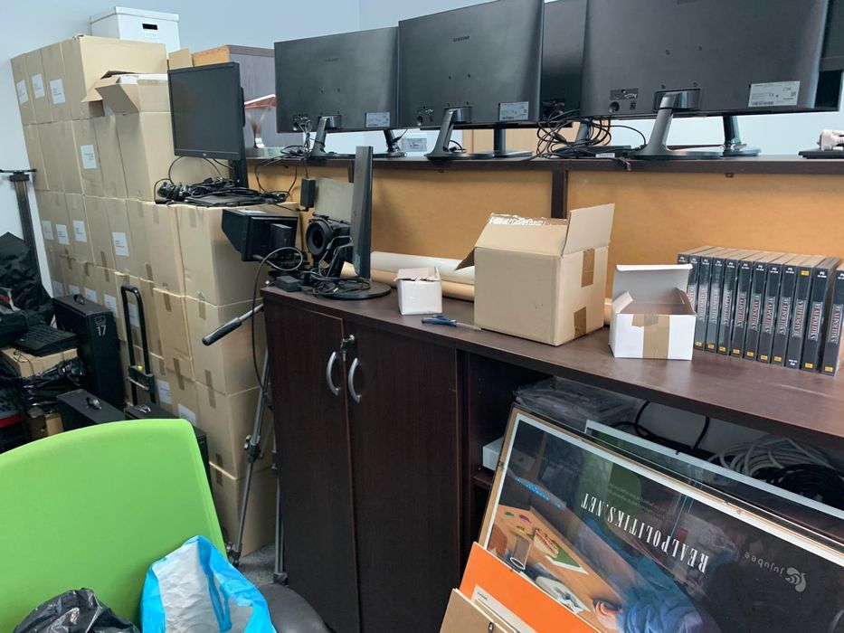 Zestaw mebli biurowych – biurka, szafy, regały, fotele – bardzo dobry