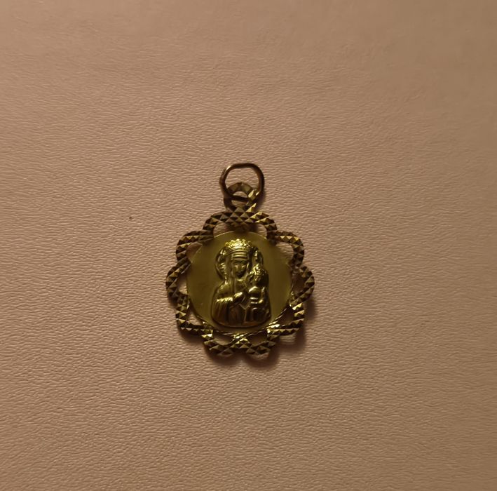 Medalik Matki Boskiej z Dzieciątkiem