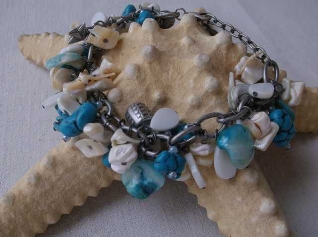 Браслеты с натуральным камнем и перламутром.