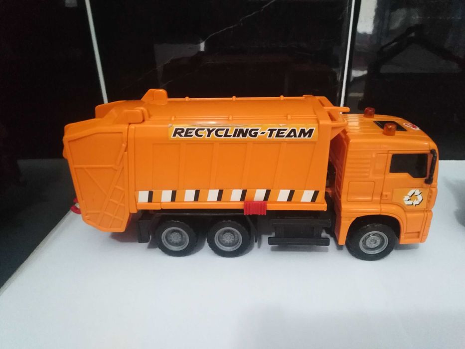 Conjunto de 2 camiões de brincar fazem parte da série Heavy City Truck