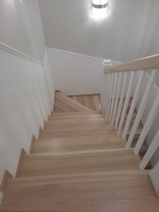 Drewniane schody na beton