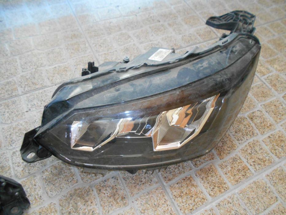 Faróis Led frente esquerdo e direito Peugeot 208 / 2008 de 2023