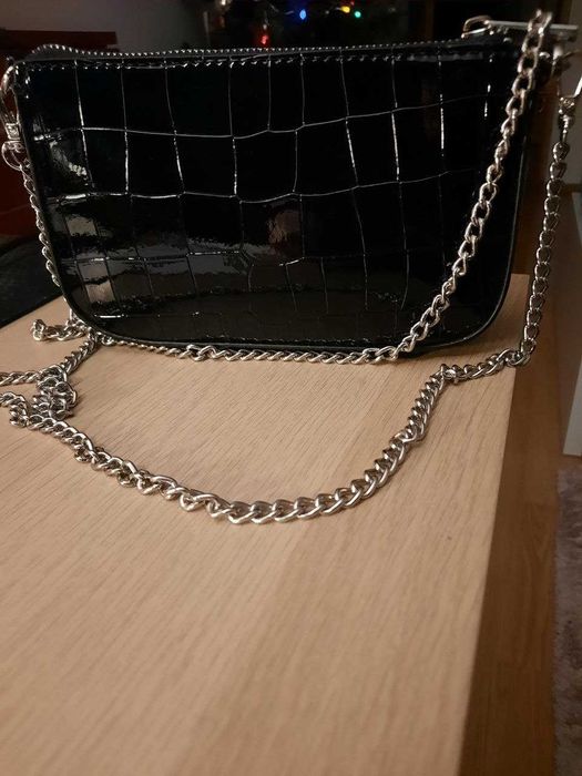 Nowa czarna torebka Bershka na łańcuszku – elegancka