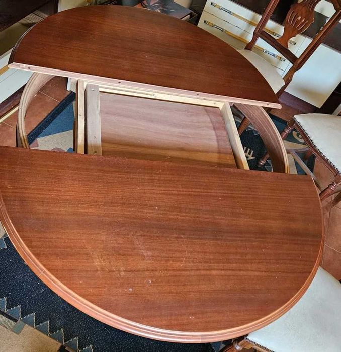 Mesa redonda, abre para oval com quatro cadeiras