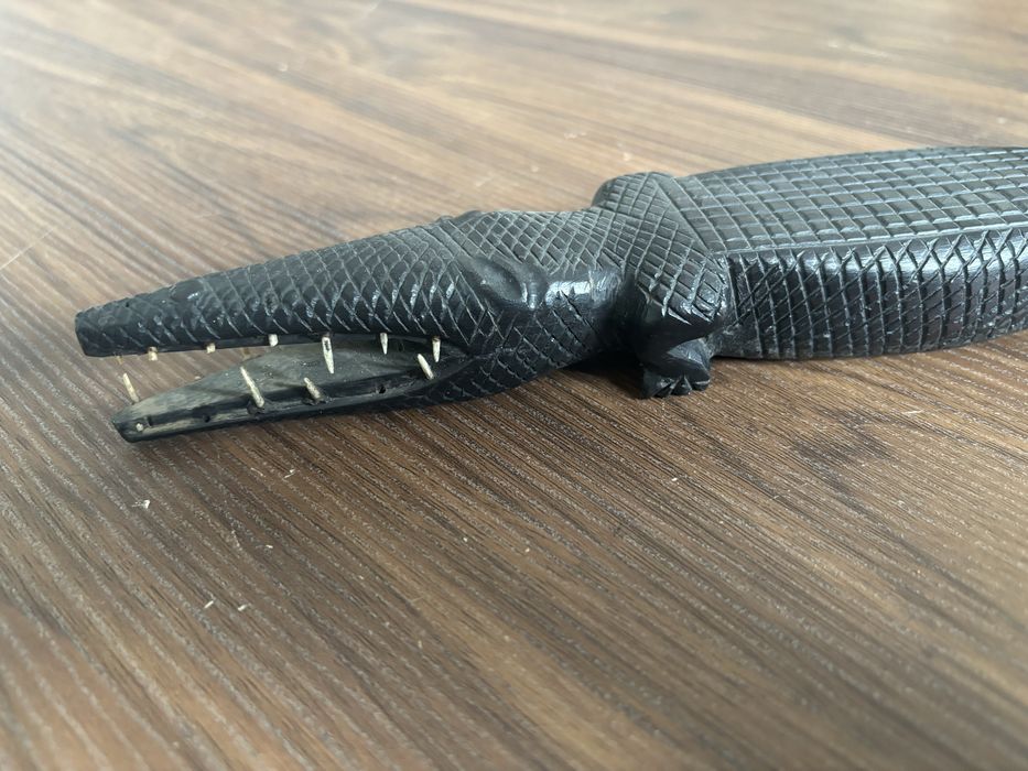 Crocodilo em pau preto