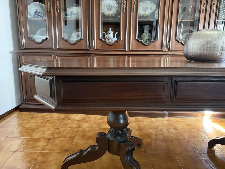 Mesa de jantar de madeira