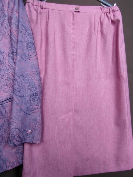 Piękny kostium damski, stan bardzo dobry