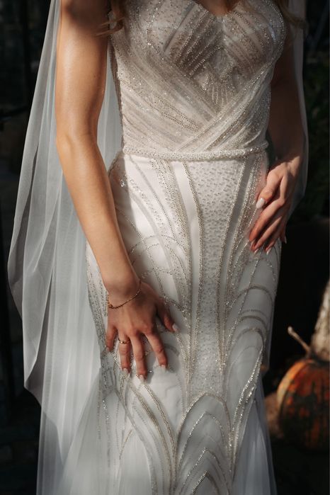 Suknia ślubna z podpinanym trenem i długim welonem