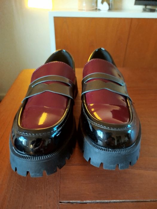 Sapatos de verniz