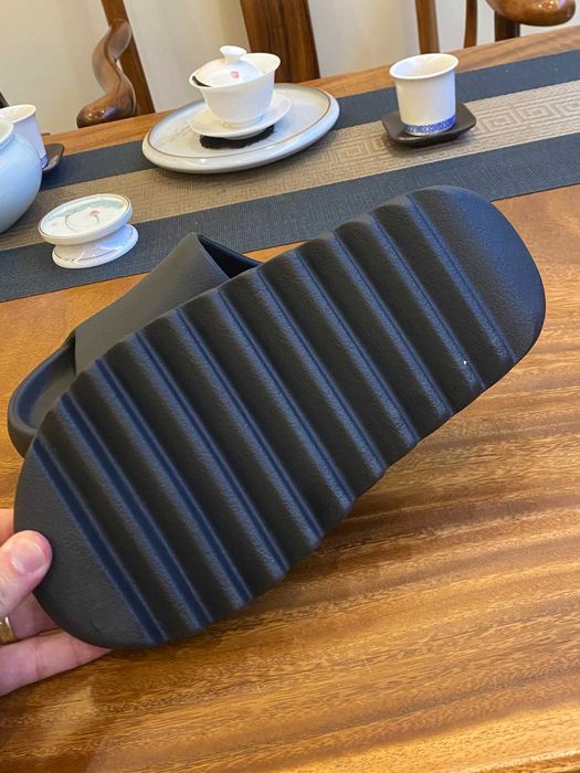 Czarne kapcie Adidas Yeezy 42