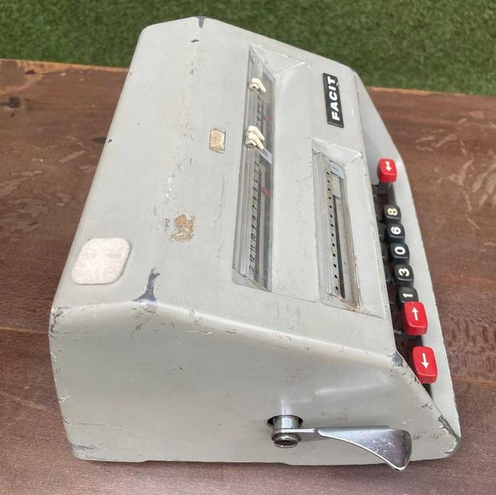 Máquina de calcular antiga da empresa Sueca "FACIT".