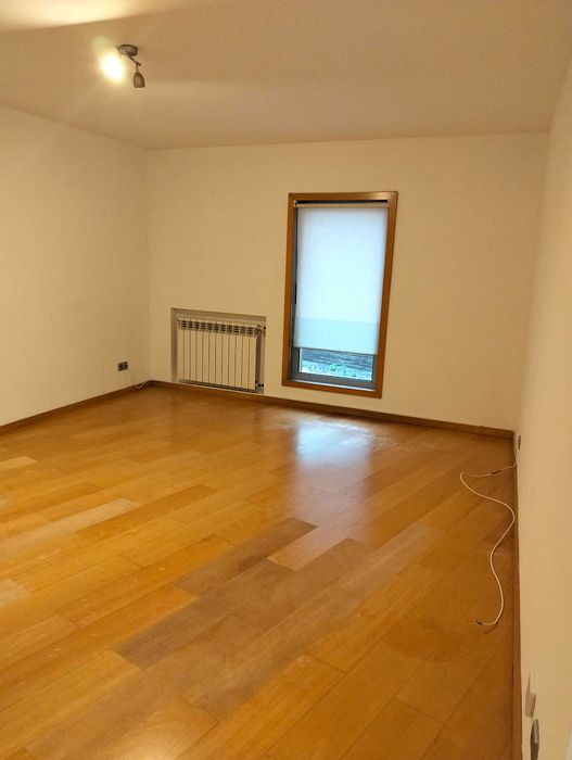 Aluga-se Moderno  Apartamento T1 com garagem, no centro de Aveiro.