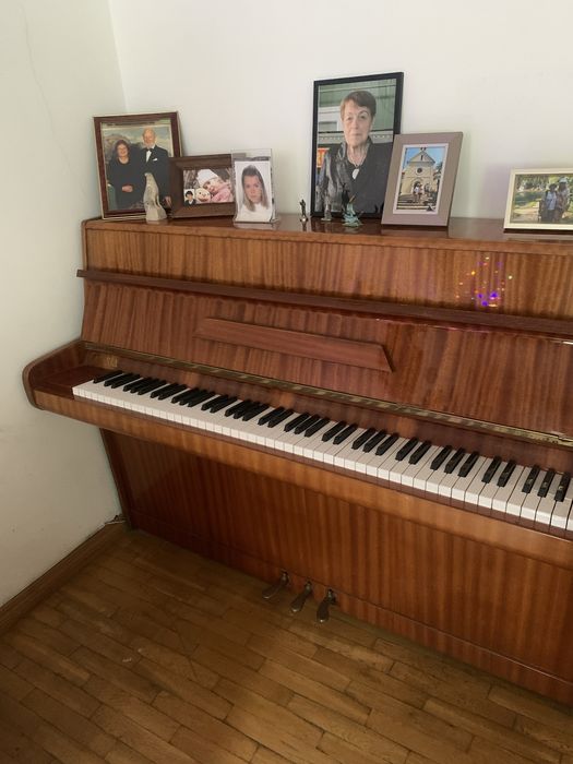 Piękne drewniane pianino CALISIA