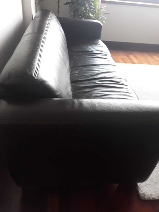 BOA OPORTUNIDADE: um sofá castanho - pele à sua espera!