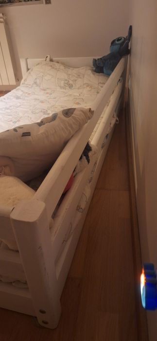 Cama de criança em madeira com proteções, com colchão – bom estado