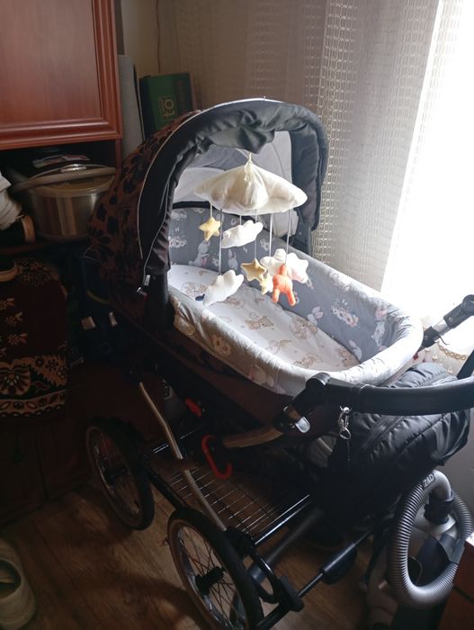 Дитяча коляска під ретро