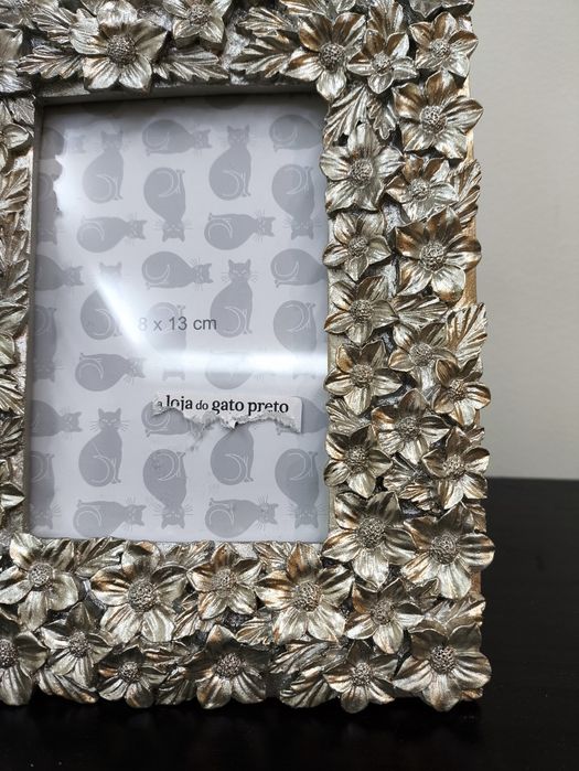 Moldura com flores em relevo