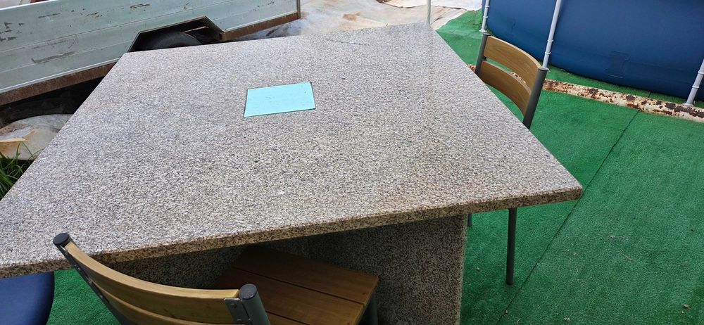 Mesa de jardim em pedra