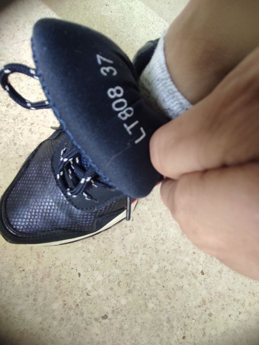 Sapatilhas azul com vermelho