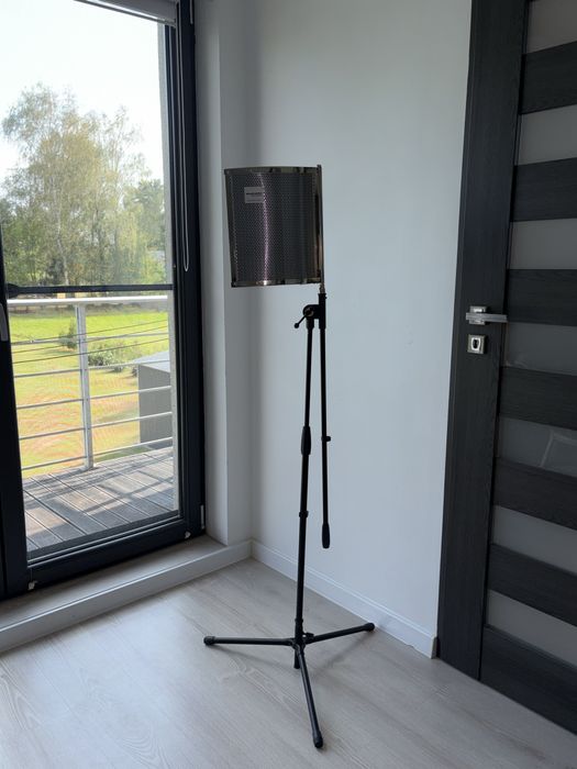 Panel wygłuszający marki Marantz Professional z statywem