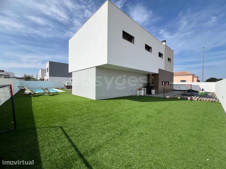 Moradia isolada T4 com piscina em Vale Flores, Pinhal Novo